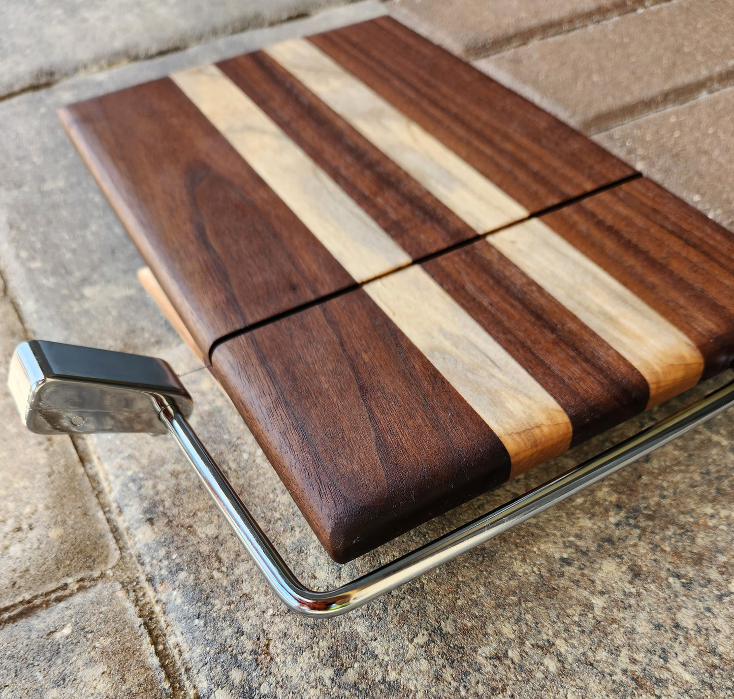 Cheeseboard Slicer - Walnut/Maple